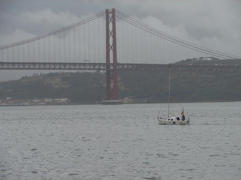 29_10_05 188.jpg - Maverick auf dem Weg zum Doca de Alcantara in Lissabon.